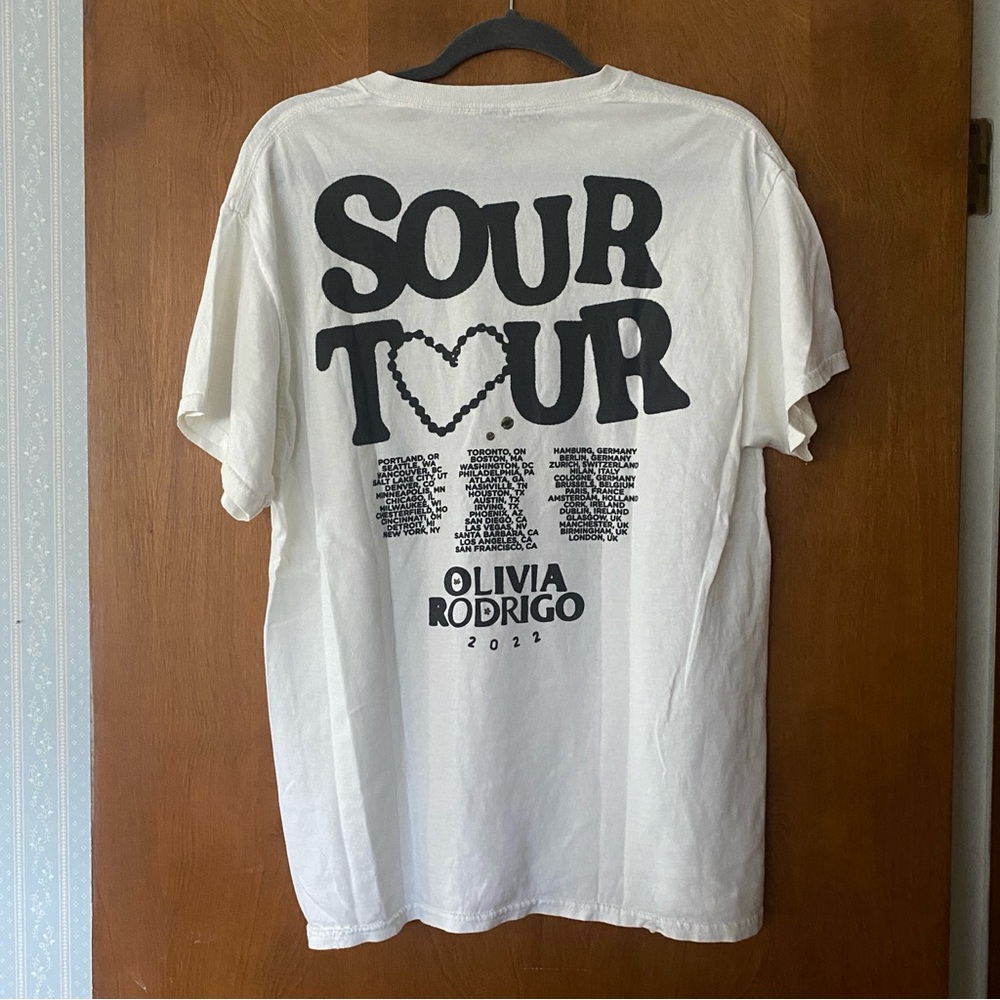 Olivia Rodrigo tour tee - Picture 2 of 2